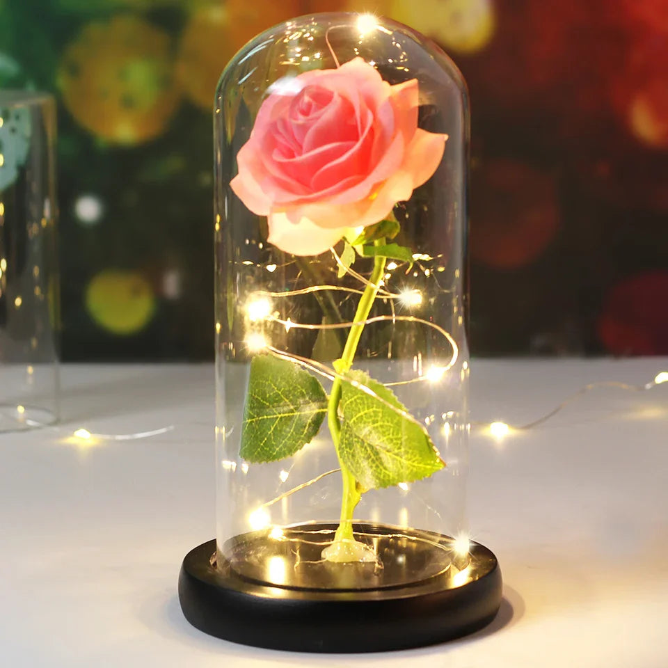 Rode kunstroos met LED verlichting in elegante glazen stolp, prachtige decoratie.