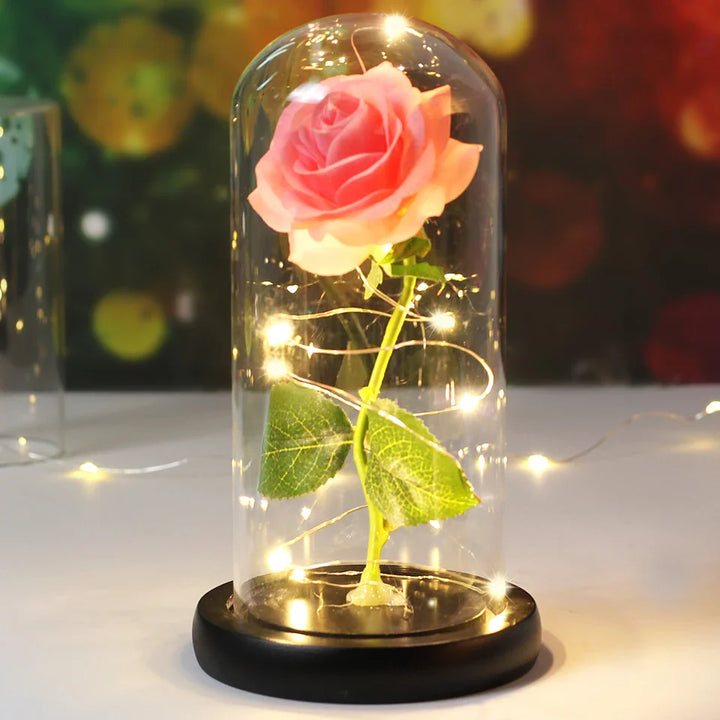 Rode kunstroos met LED verlichting in elegante glazen stolp, prachtige decoratie.