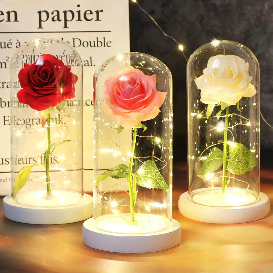 Realistische LED roos onder heldere glazen stolp, tijdloze bloem decoratie.