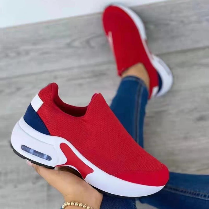 Moderne rode dames sneakers RedSneaks, comfortabel met orthopedische zool; perfect voor casual mode.