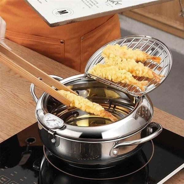 Roestvrijstalen keukenfriteuse met mandje voor perfecte, knapperige friet en snacks.