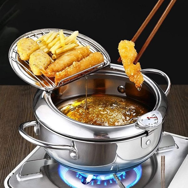 Moderne roestvrijstalen friteuse, duurzaam en makkelijk schoon te maken, ideaal voor elke keuken.