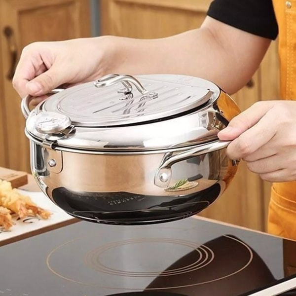 Gouden frietjes bereid in een compacte roestvrijstalen friteuse, perfect voor thuisgebruik.