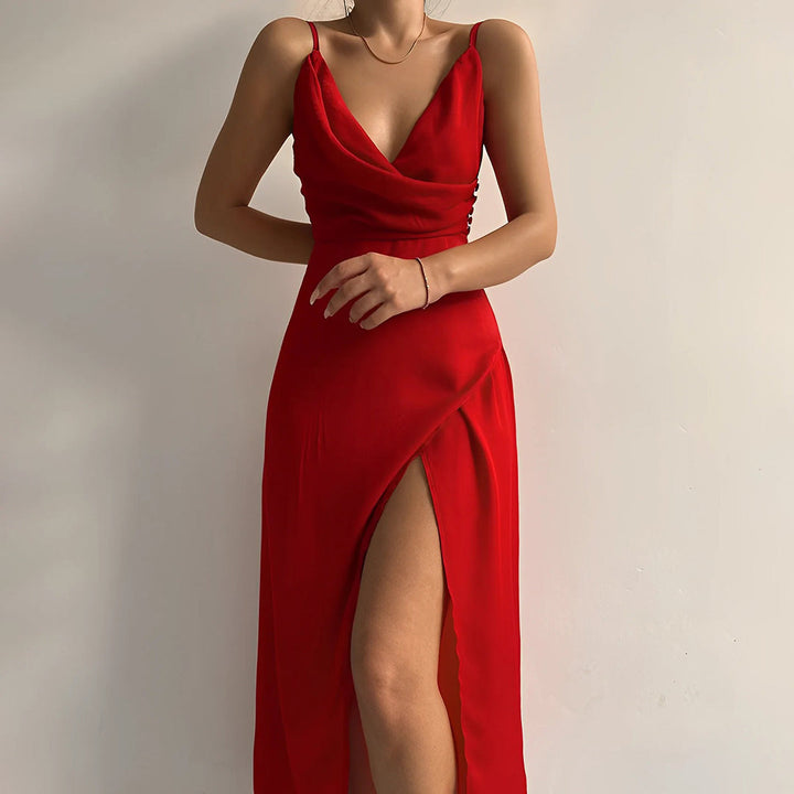 Elegant rood maxi-jurk van lichte stof met een sierlijke split aan de zijkant, perfect voor een tijdloze look bij formele gelegenheden.