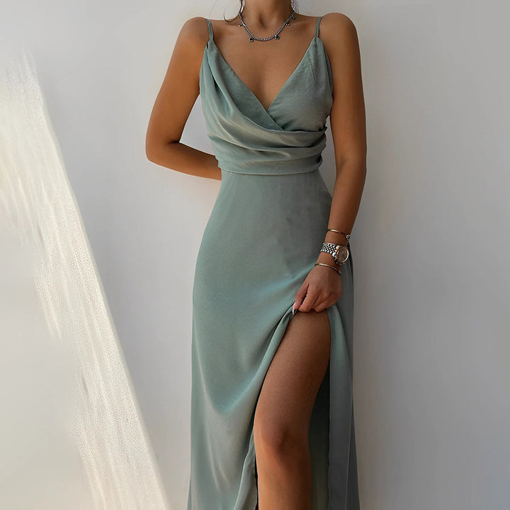 Elegant rood maxi-jurk van lichte stof met een sierlijke split aan de zijkant, perfect voor een tijdloze look bij formele gelegenheden.