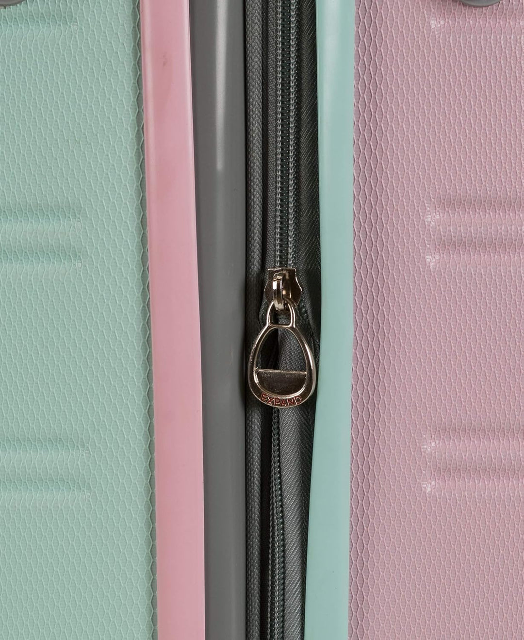 Zijaanzicht van de "Cotton Candy" lichtgewicht hardcase carry-on met dubbele 360° spinnerwielen. Handbagage.