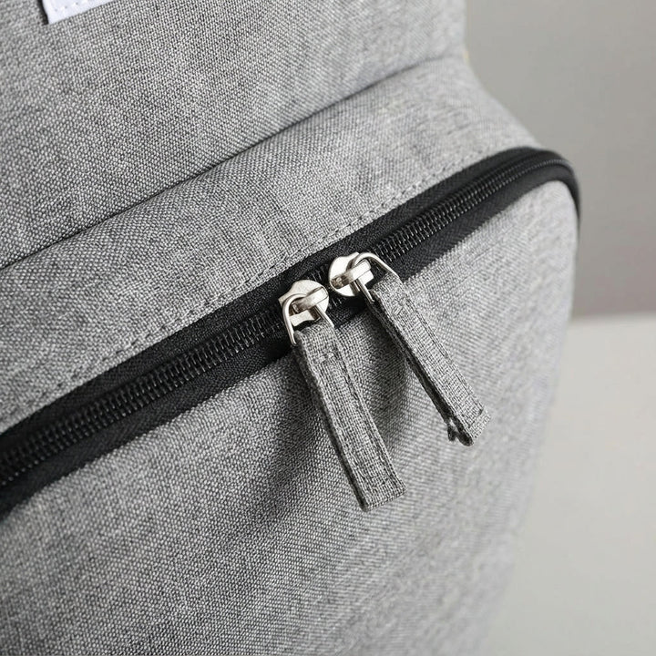 Functionele luiertas rugzak met meerdere compartimenten voor perfecte organisatie van babybenodigdheden.