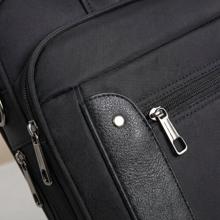 Stijlvolle ruime canvas laptoptas UrbanBrief, ideaal voor laptops en documenten, combineert urban design met functionaliteit.