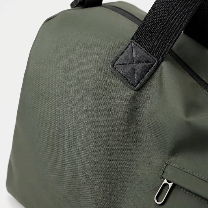Grijze Roamify reistas; ruime, waterdichte unisex weekendtas ideaal als sporttas of handbagage.