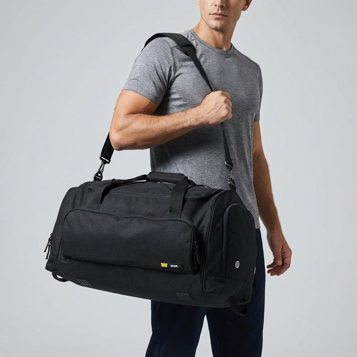 Lichte TravelPort duffeltas van waterbestendig polyester, perfect voor reizen en sportactiviteiten.