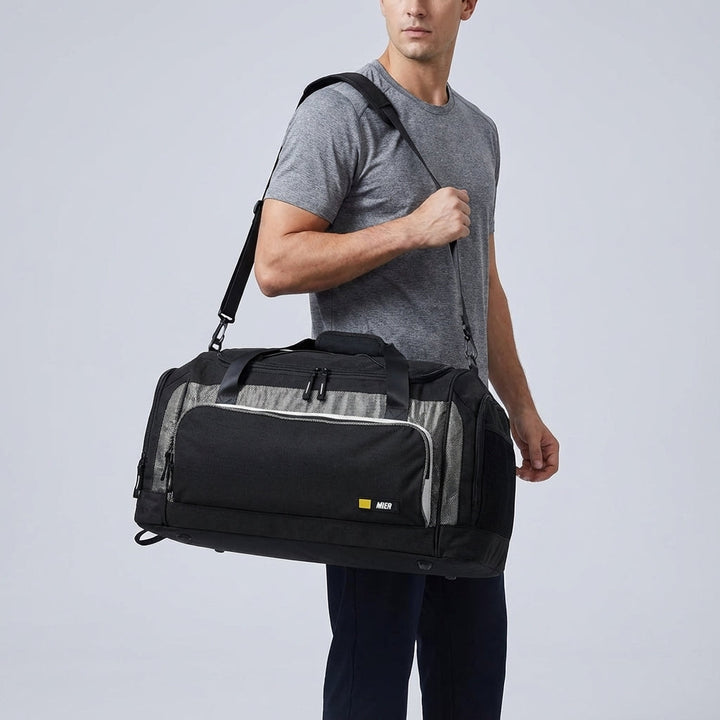 Unisex sporttas van TravelPort met voldoende ruimte voor kleding en accessoires, geschikt voor training.