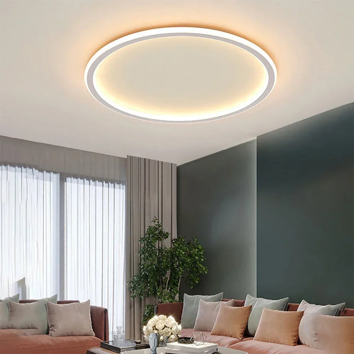 Sierlijke Scandinavische LED plafondlamp met een rond design, perfect voor warme en aantrekkelijke verlichting in woonkamers of slaapkamers.