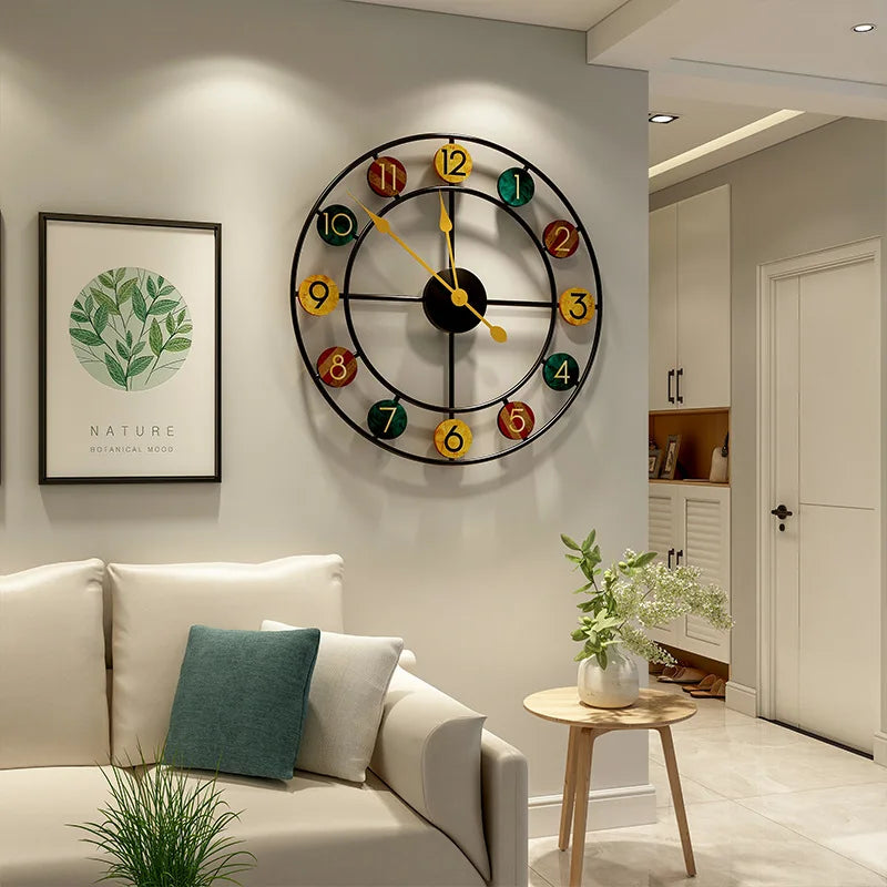 Ronde wandklok met Romeinse cijfers, elegant ontwerp, past in moderne en klassieke interieurs, 50 cm diameter.
