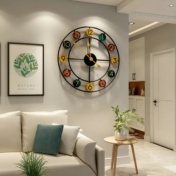 Ronde wandklok met Romeinse cijfers, elegant ontwerp, past in moderne en klassieke interieurs, 50 cm diameter.