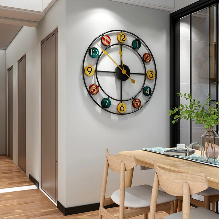 Ronde wandklok met Romeinse cijfers, elegant ontwerp, past in moderne en klassieke interieurs, 50 cm diameter.