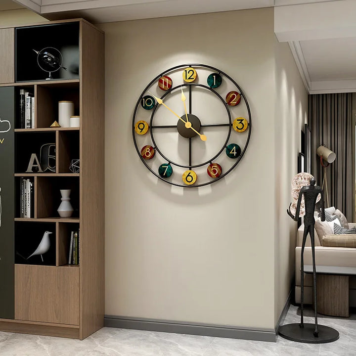Ronde wandklok met Romeinse cijfers, elegant ontwerp, past in moderne en klassieke interieurs, 50 cm diameter.