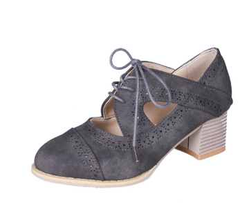 Antislip, ergonomische dames orthopedische schoenen in elegante vintage stijl, beige met hoogwaardig bovenmateriaal. Zijaanzicht.