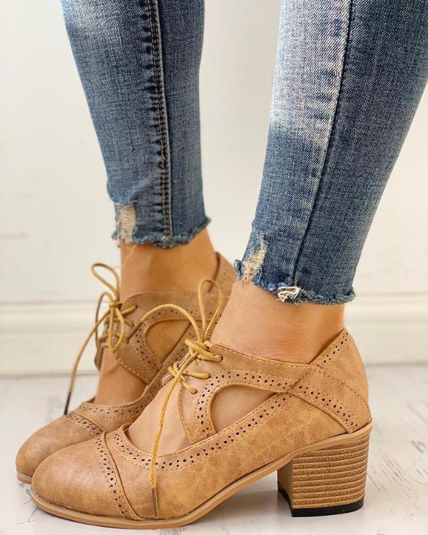 Antislip, ergonomische dames orthopedische schoenen in elegante vintage stijl, beige met hoogwaardig bovenmateriaal. Achteraanzicht.