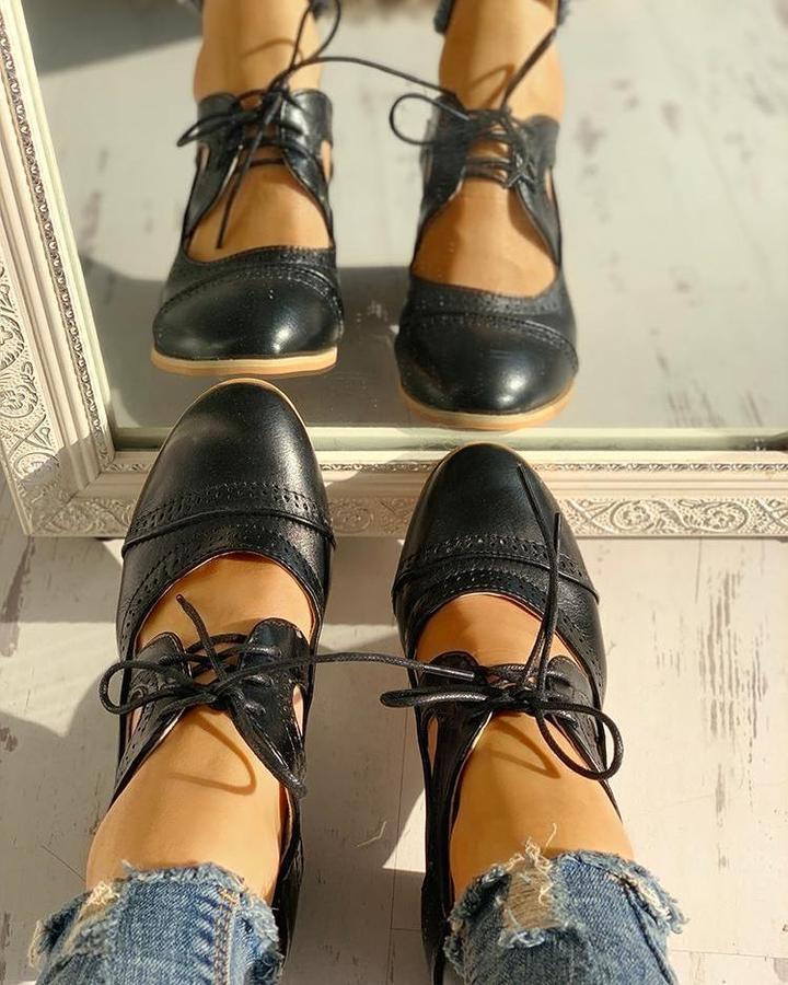 Antislip, ergonomische dames orthopedische schoenen in elegante vintage stijl, beige met hoogwaardig bovenmateriaal. Draagfoto.