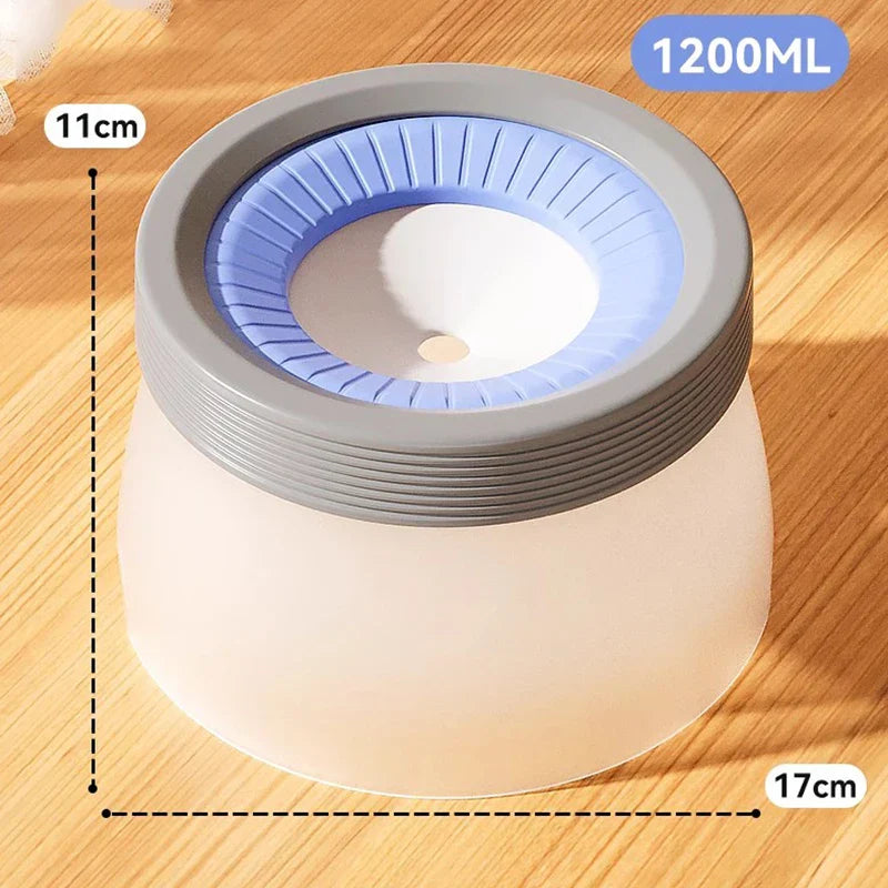 Schone, lekvrije kunststof honden drinkbak in groen. Robuust ontwerp voor stressvrij drinken thuis en onderweg.