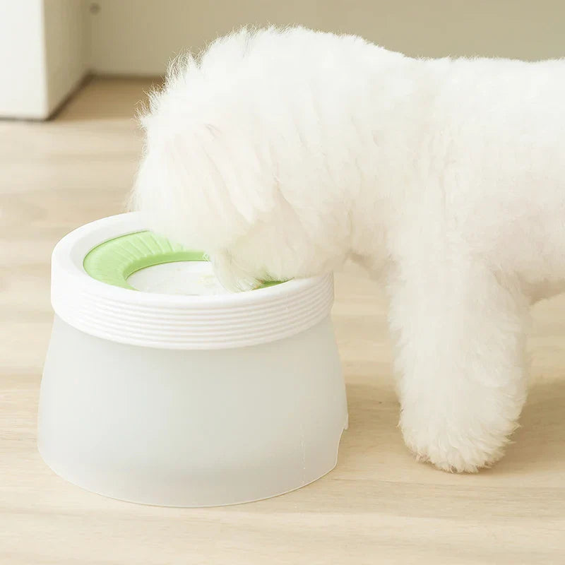 Reiniging van de lekvrije honden drinkbak, eenvoudig te demonteren voor snelle en grondige schoonmaak.