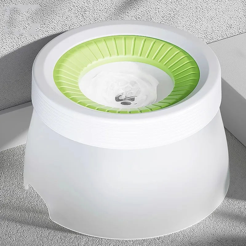 Schone, lekvrije kunststof honden drinkbak in groen. Robuust ontwerp voor stressvrij drinken thuis en onderweg.