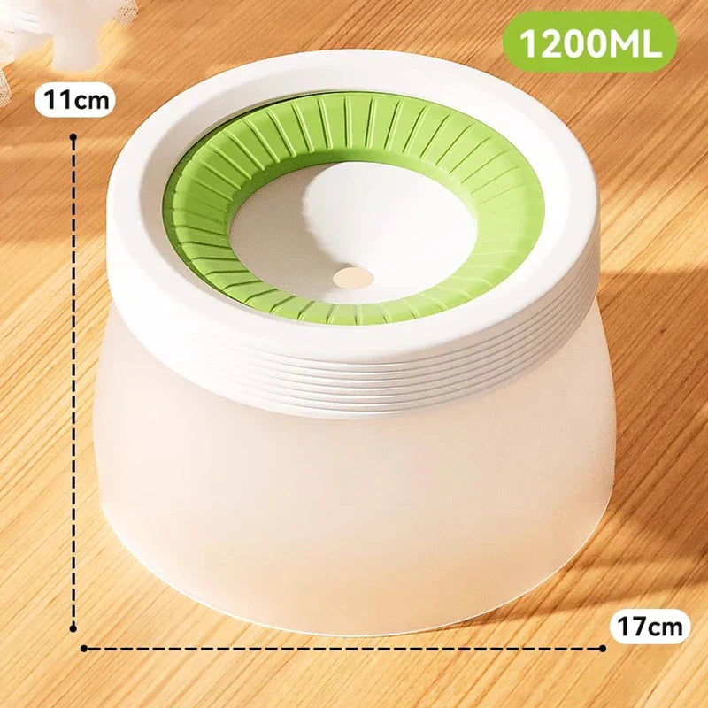 Schone, lekvrije kunststof honden drinkbak in groen. Robuust ontwerp voor stressvrij drinken thuis en onderweg.