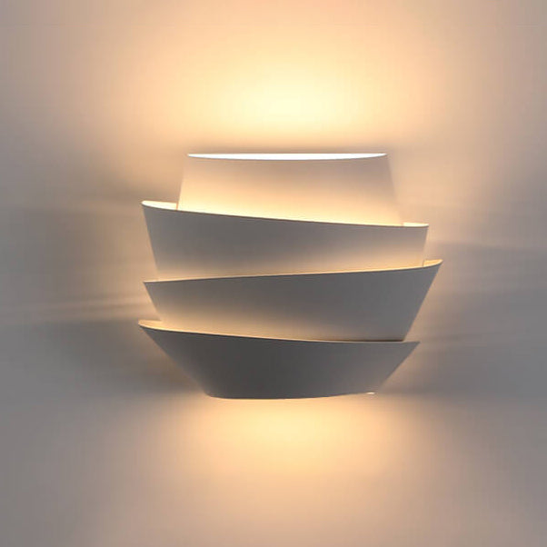 Scandinavische wandlamp NordGlow met dubbele lichtpunten, modern design voor sfeervolle interieurverlichting.