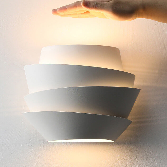 Sfeervolle wandlamp NordGlow met dubbele lichtpunten, scandinavisch design voor indirecte en diffuse binnenverlichting.