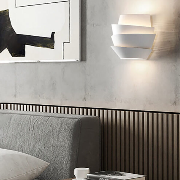 NordGlow scandinavische wandlamp met dubbele lichtpunten, modern ijzeren design, perfecte aanvulling op uw interieur.
