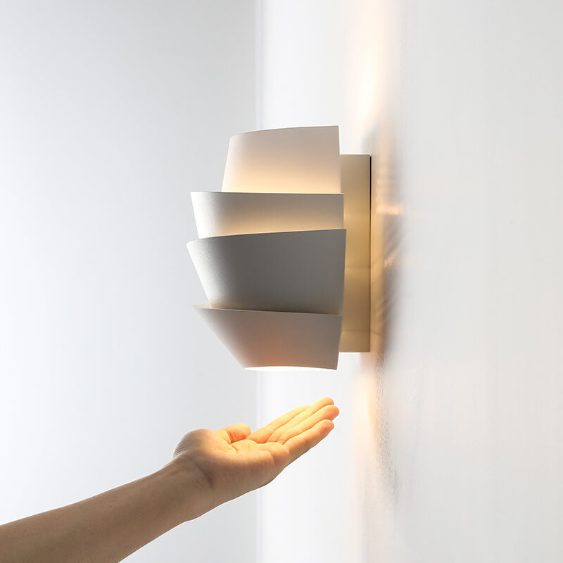 Eenvoudige scandinavische wandlamp van NordGlow, dubbele lichtpunten, strak design voor een minimalistisch interieur.