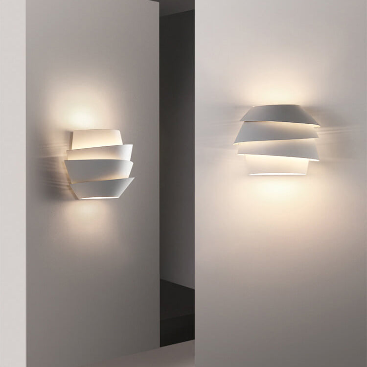 Zwarte scandinavische wandlamp NordGlow, ijzeren armatuur met dubbele lichtpunten, minimalistische esthetiek.