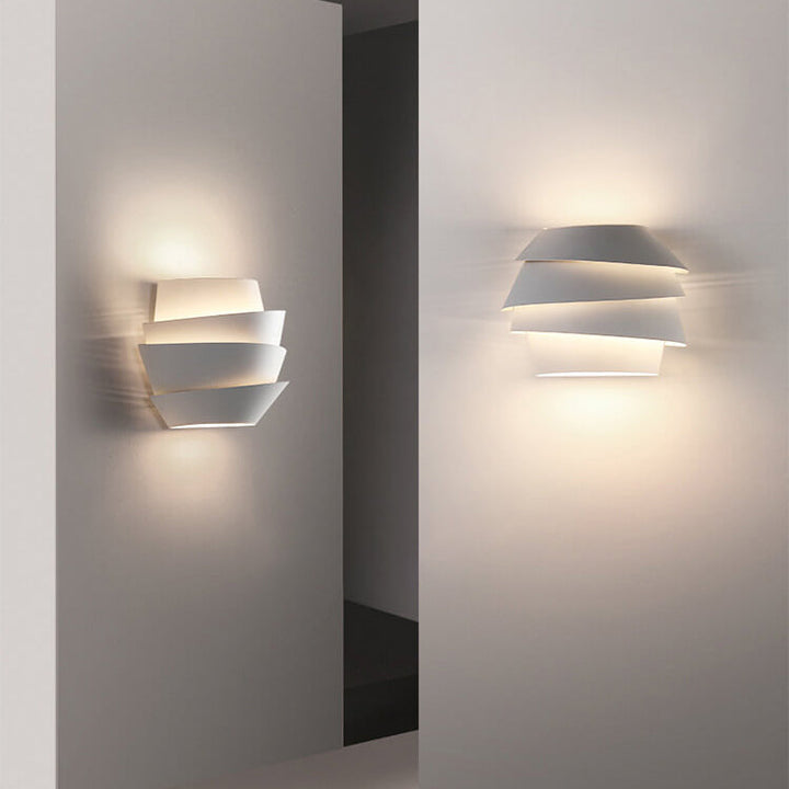 Zwarte scandinavische wandlamp NordGlow, ijzeren armatuur met dubbele lichtpunten, minimalistische esthetiek.