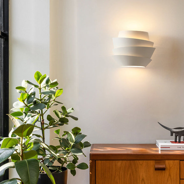 Hedendaagse scandinavische wandlamp NordGlow, dubbele lichtpunten voor een strakke, moderne en functionele look.