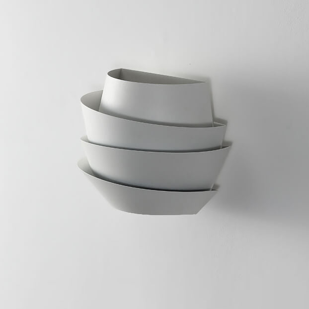 Zwarte ijzeren NordGlow wandlamp, scandinavisch en minimalistisch design met twee lichtbronnen voor binnen.