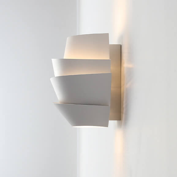 Moderne scandinavische design wandlamp met dubbele lichtpunten, strakke verlichting voor uw hedendaagse interieur.