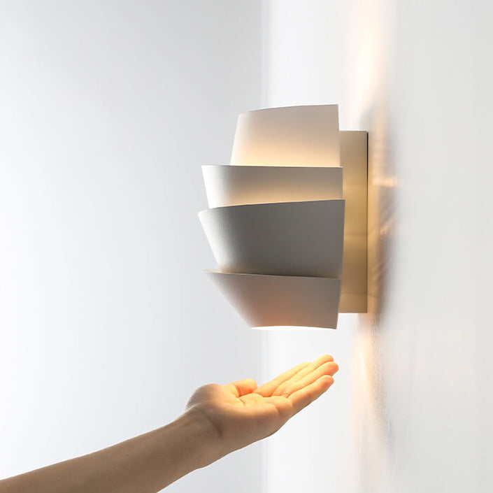 Minimalistische NordGlow wandlamp van ijzer, dubbel licht, perfect voor sfeervolle en functionele binnenverlichting.