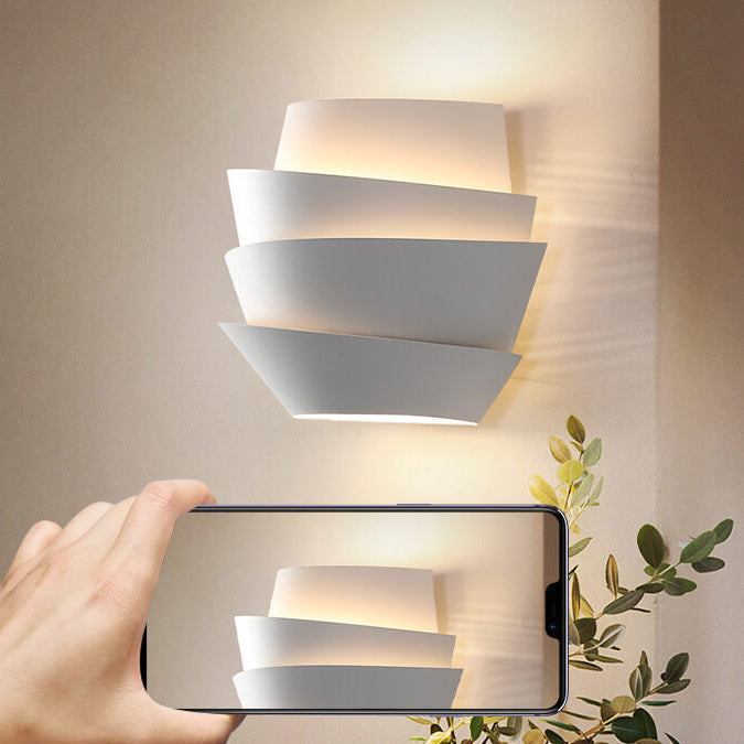 IJzeren wandlamp NordGlow met twee lichtpunten, scandinavisch modern design voor een warme en uitnodigende sfeer.