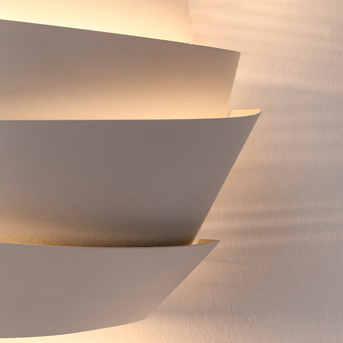 Strakke minimalistische wandlamp NordGlow, scandinavisch design met dubbele lichtpunten, in zwarte afwerking.