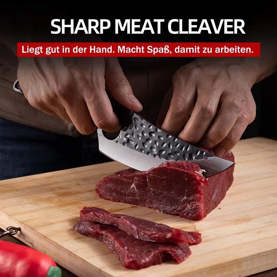 Scherp keukenmes met roestvrijstalen lemmet en gebogen houten handvat, ideaal voor nauwkeurig snijden en ergonomisch comfort.