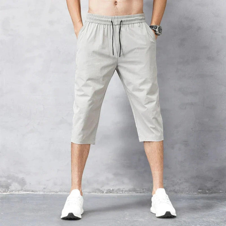 Sneldrogende herenshorts van nylon in een klassiek ontwerp, ideaal voor vrije tijd, strand en activiteiten.
