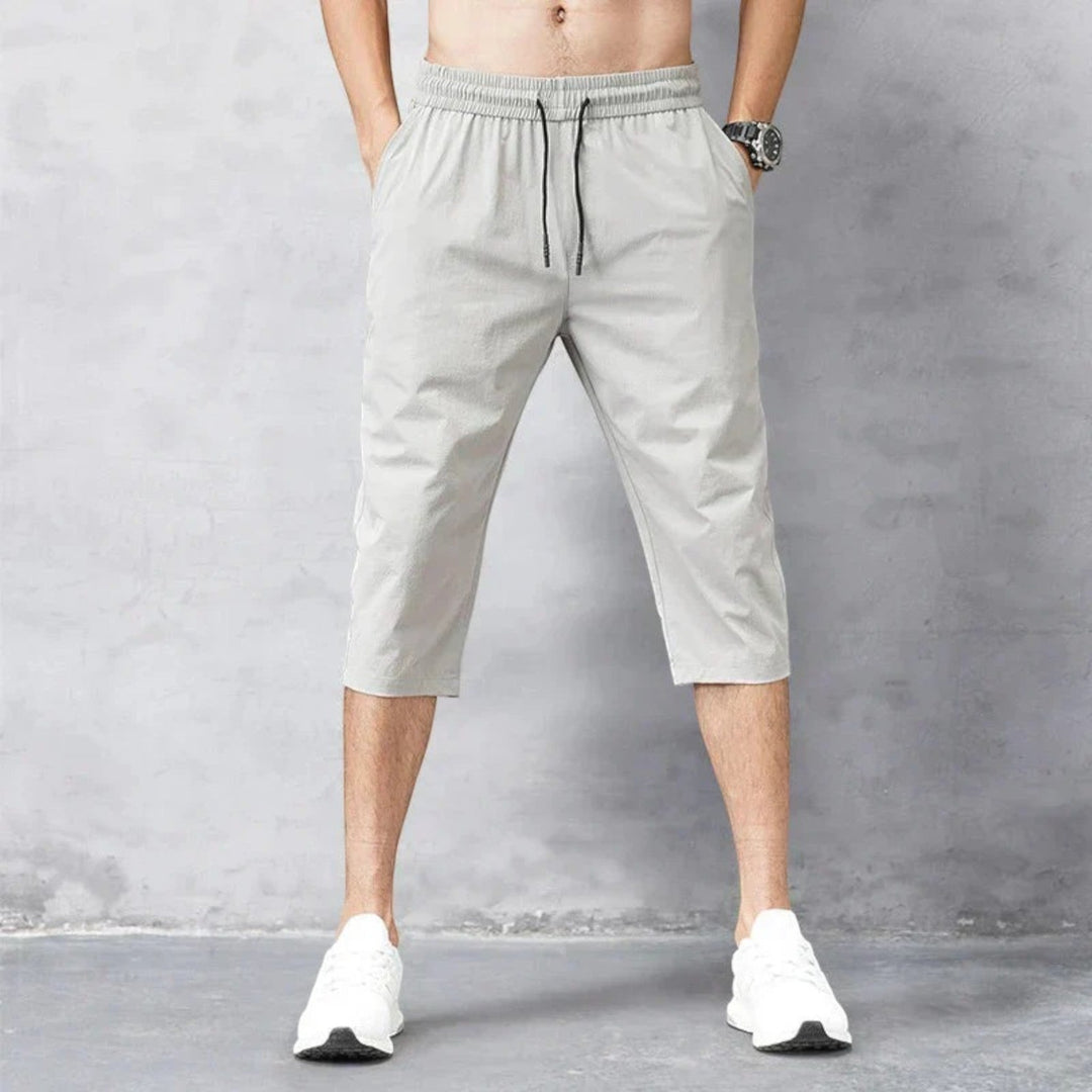 Sneldrogende herenshorts van nylon in een klassiek ontwerp, ideaal voor vrije tijd, strand en activiteiten.