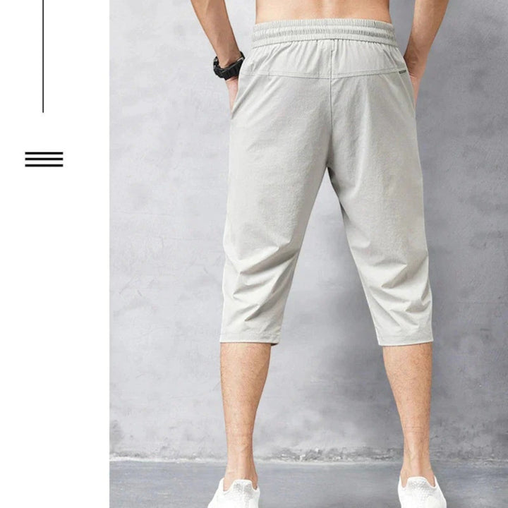Sneldrogende herenshorts van nylon in een klassiek ontwerp, ideaal voor vrije tijd, strand en activiteiten.