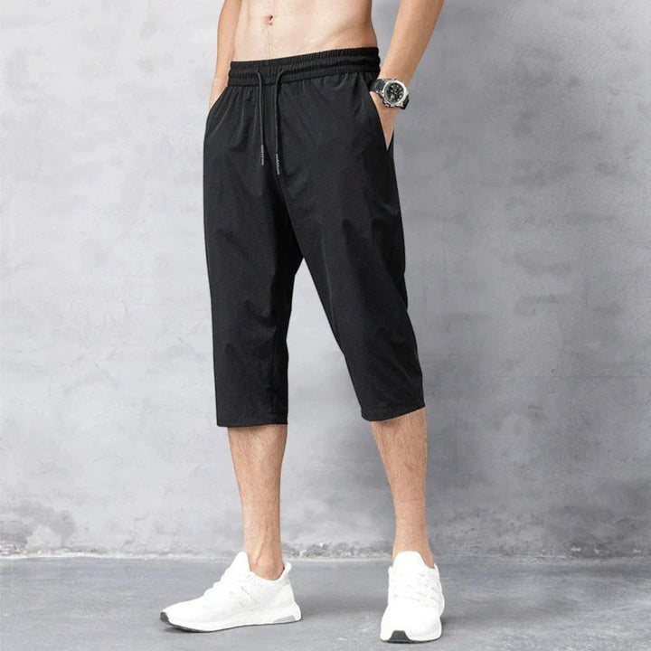 Sneldrogende herenshorts van nylon in een klassiek ontwerp, ideaal voor vrije tijd, strand en activiteiten.