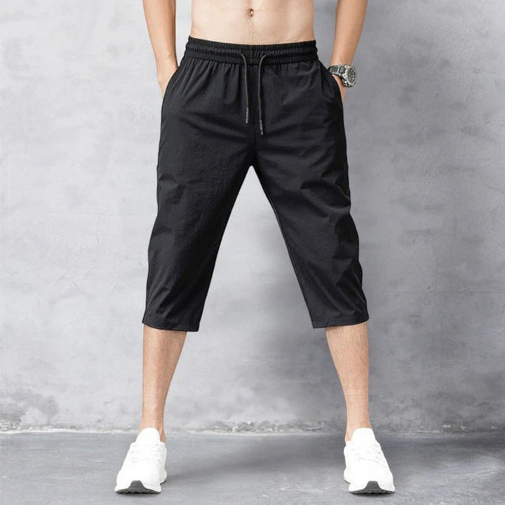 Sneldrogende herenshorts van nylon in een klassiek ontwerp, ideaal voor vrije tijd, strand en activiteiten.