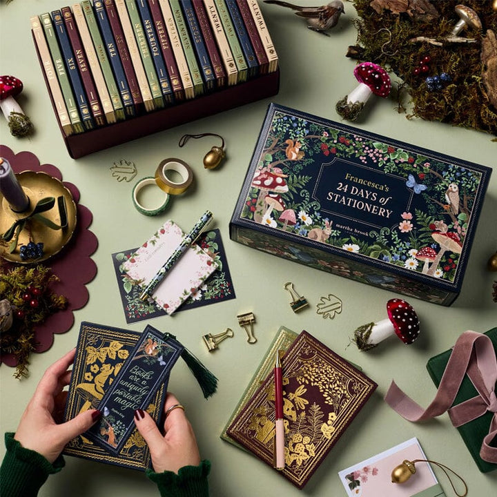 Briefpapier adventskalender met winterbosontwerp, 24 verrassingen, diepe bessenkleuren, recyclebare verpakking.