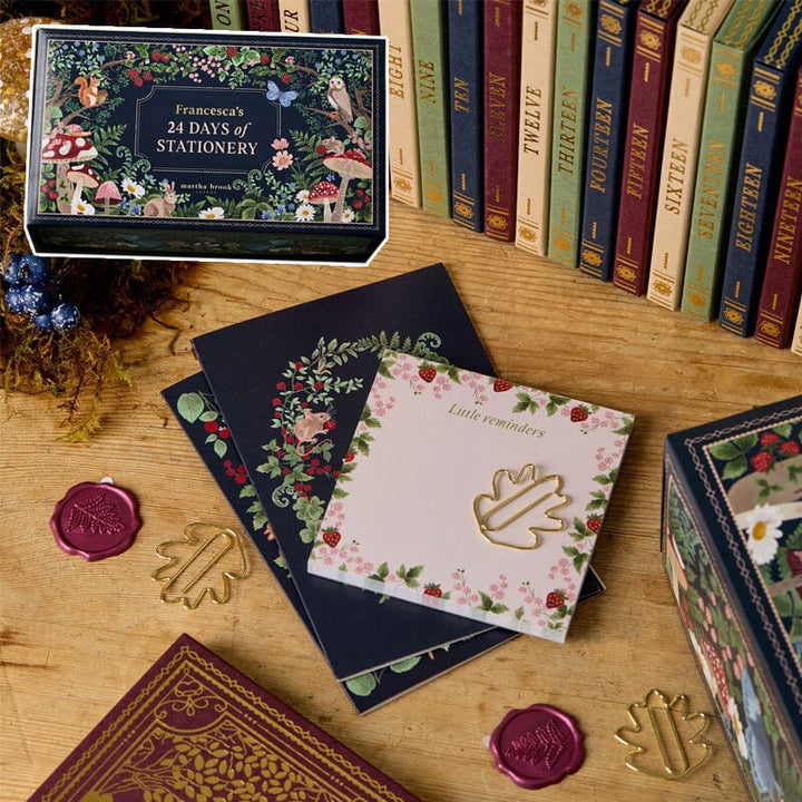 Briefpapier adventskalender met winterbosontwerp, 24 verrassingen, diepe bessenkleuren, recyclebare verpakking.