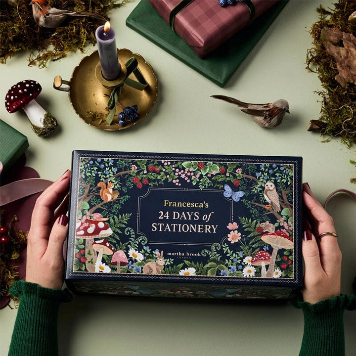 Briefpapier adventskalender met winterbosontwerp, 24 verrassingen, diepe bessenkleuren, recyclebare verpakking.