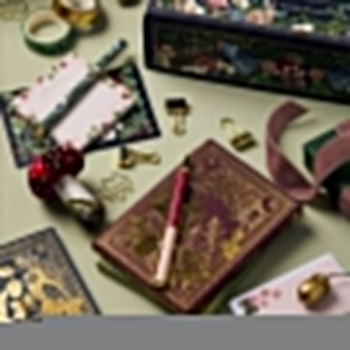Briefpapier adventskalender met winterbosontwerp, 24 verrassingen, diepe bessenkleuren, recyclebare verpakking.
