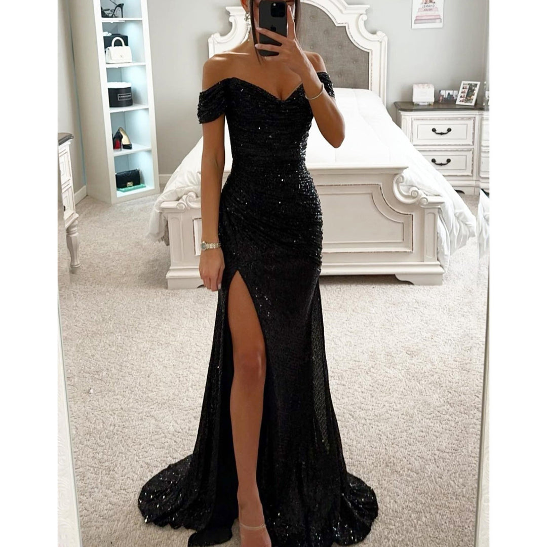 Schitterende off-shoulder avondjurk in champagnekleur voor dames, met een elegant silhouet en hoge split.